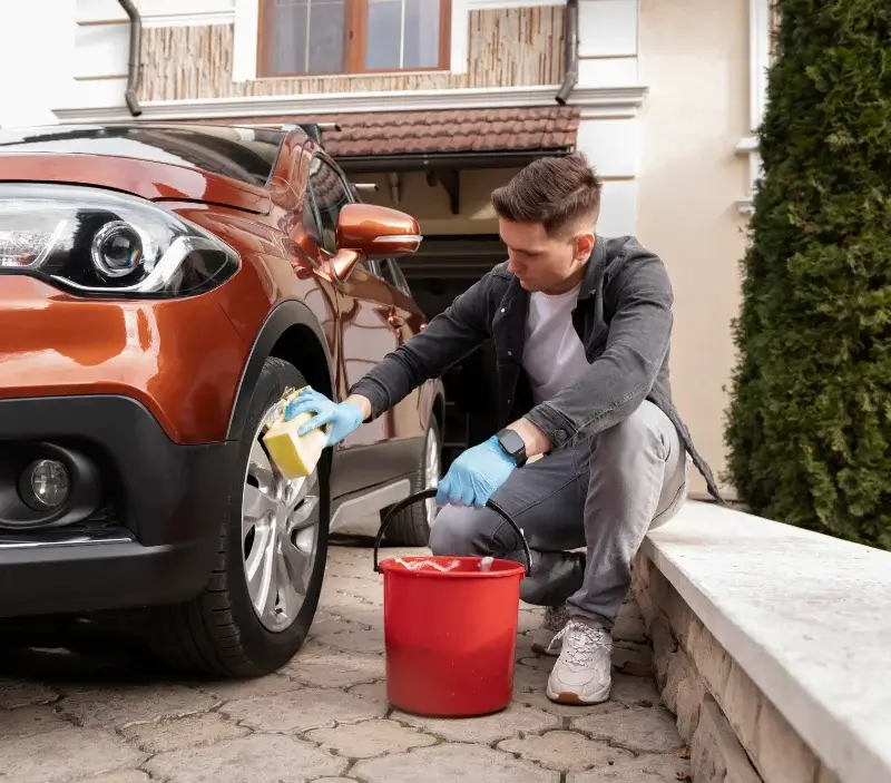 Lavage auto à domicile Saint-Cyr-au-Mont-d'Or : professionnel intervenant sur un véhicule